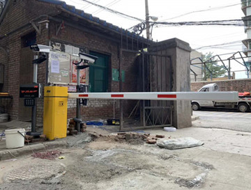 陕西省西安市莲湖区香米园三号小区车牌识别系统一进一出安装完毕。